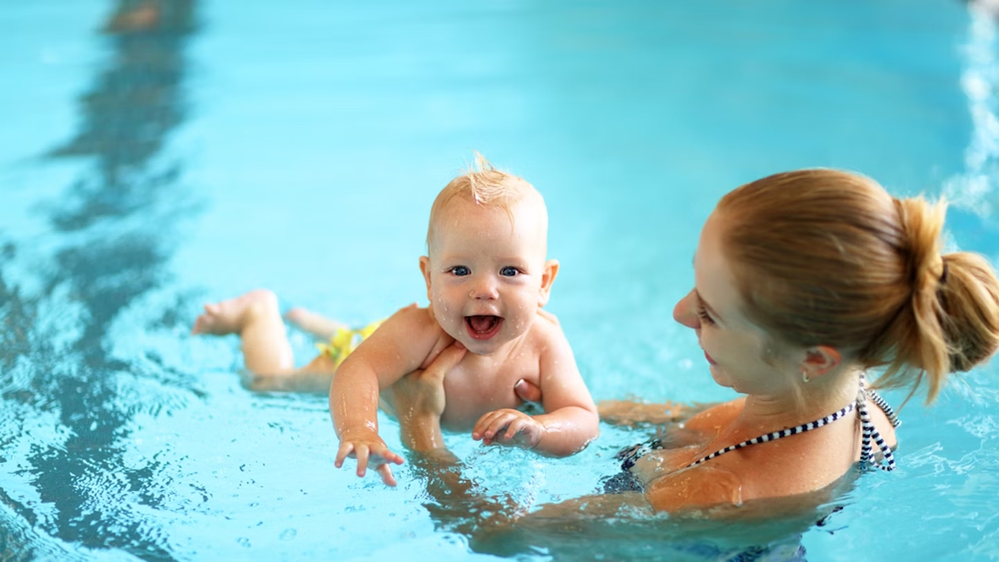 Quali sono i benefici dell'acquaticità neonatale: un tuffo di benessere psicofisico per mamma e bebè